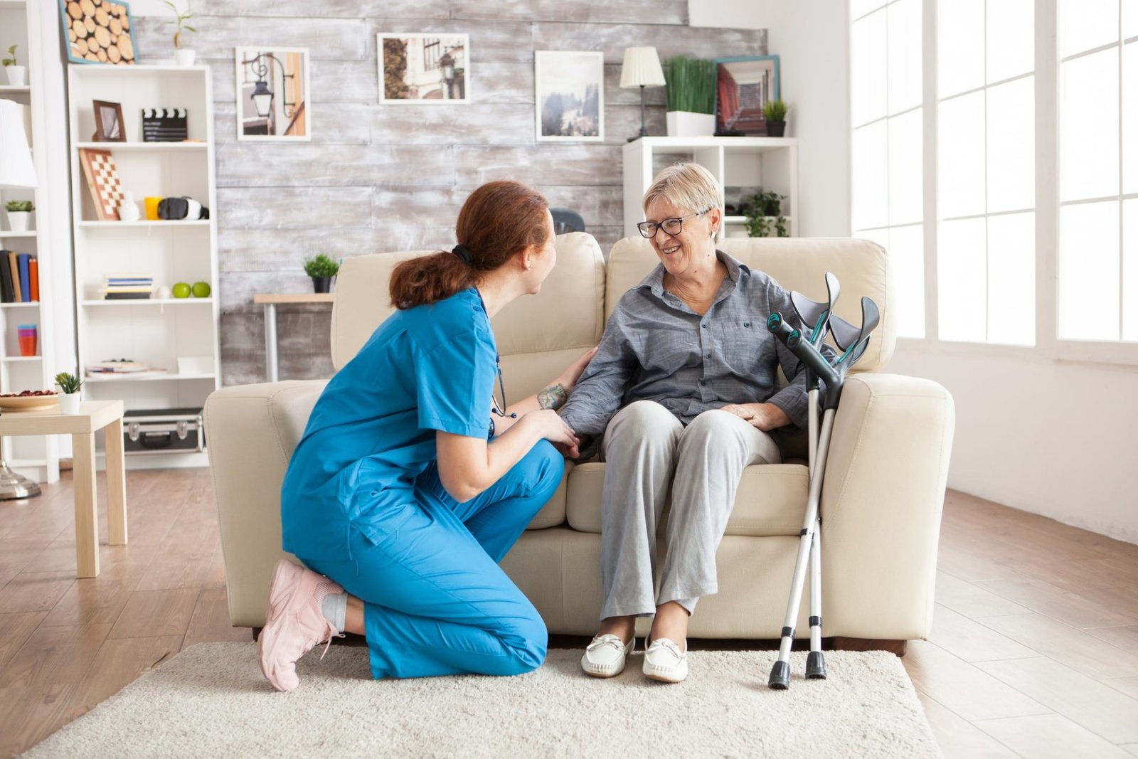 female-nurse-talking-with-an-old-woman-e1638524560913